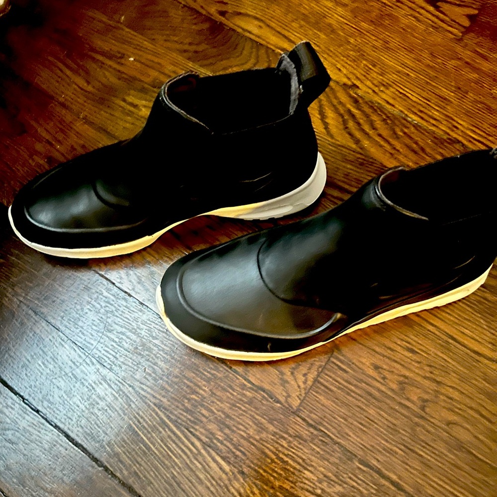 Nike Air Max Thea Pull on Sneakers boots New never worn. No box. Size 8